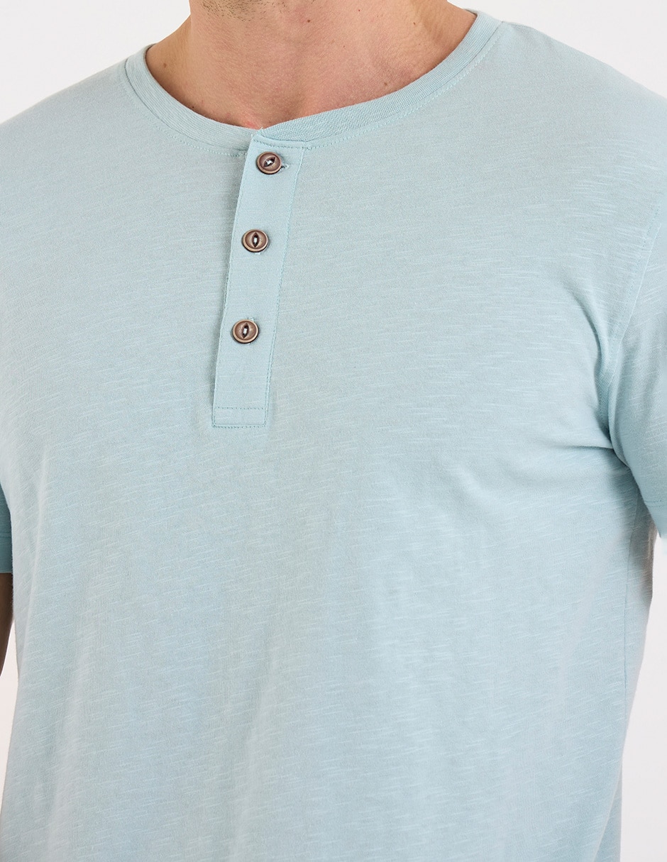Playera Weekend cuello henley para hombre